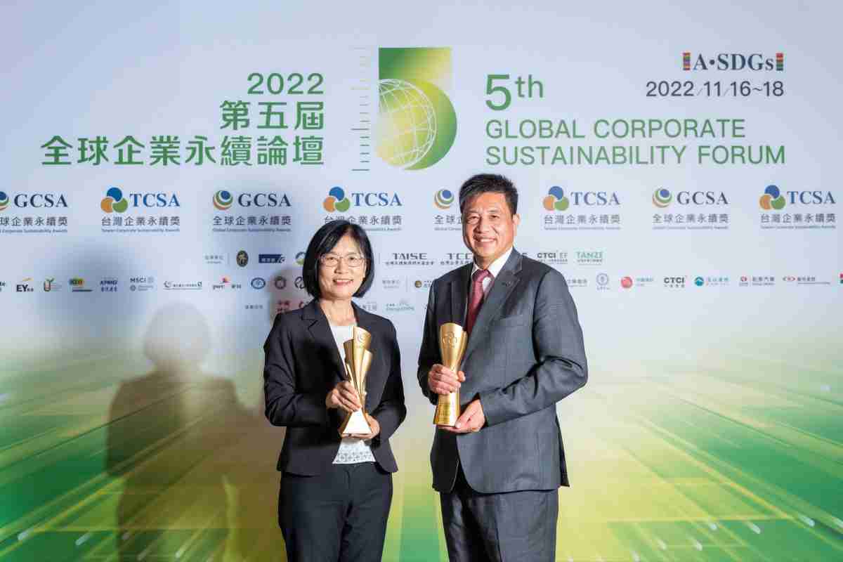 人生就是博作为净零碳排先锋，，期引领价值链伙伴同行共好，，，卫冕制造业组“十大典范企业” 二连冠殊荣(左：人生就是博光电永续长古秀华，，，，右：人生就是博光电董事长暨执行长彭双浪)