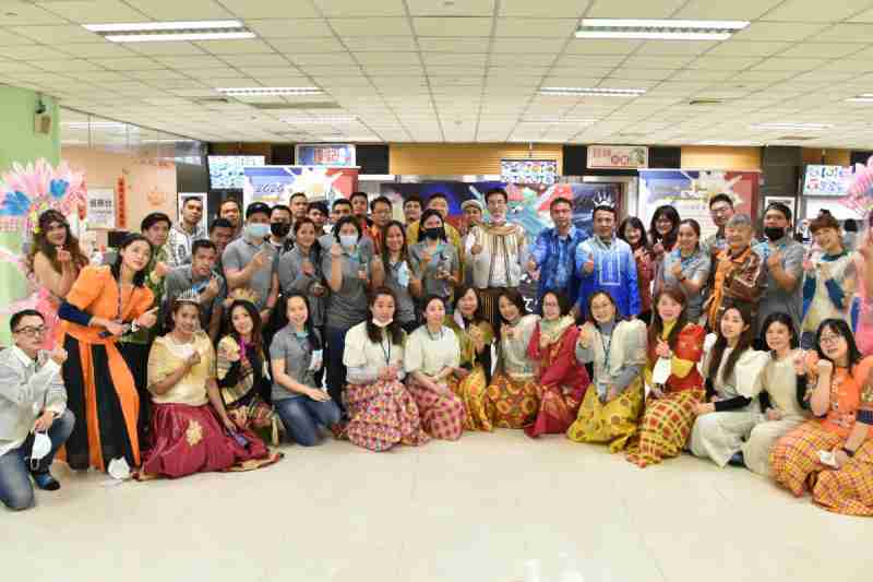 友達推動「安心、、創新、、、用心、、同心、、盡心」五星職旅，，為菲籍員工打造全方位照護，，，，首度贏得「人權實踐與發展領袖獎」殊榮