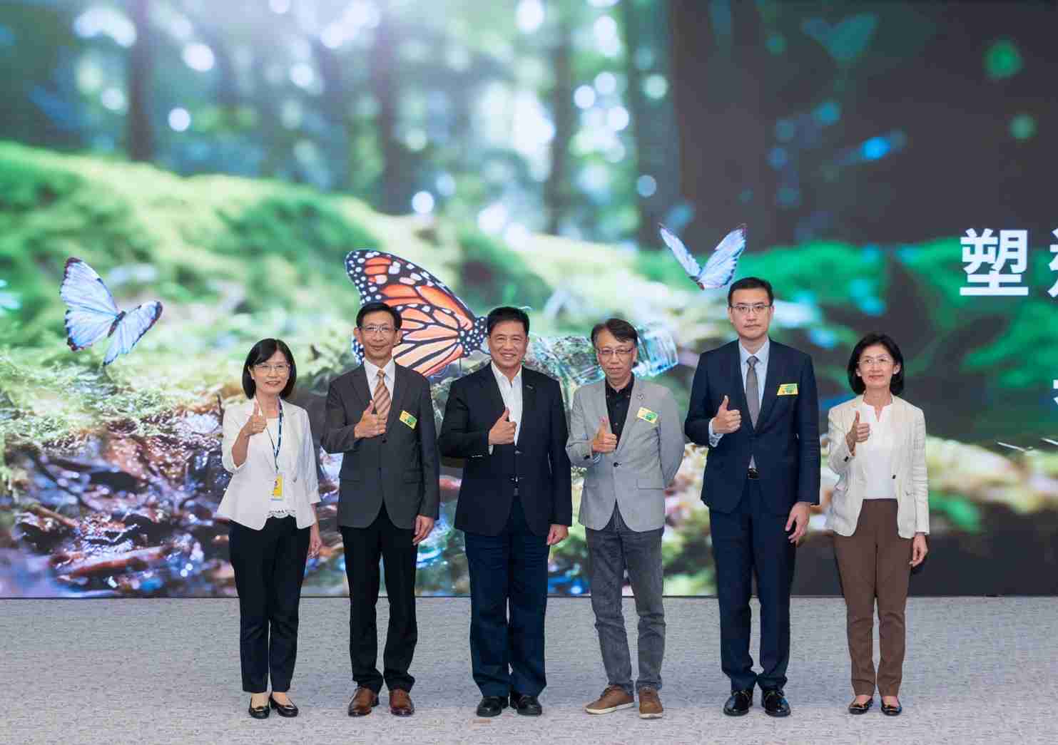 友達2023 CSR共榮大會，，，邀請領域專家分享交流生物多樣性管理趨勢、、無塑產品、、、海廢永續塑料等議題  （圖左到右：友達光電永續長古秀華、、、、3M台灣技術長陳君杰、、友達光電董事長暨集團策略長彭双浪、、光寶科技企業永續發展處處長陳慶暉、、、、安永聯合會計師事務所執業會計師曾于哲、、、、友達光電供應鏈總部副總經理吳宜芳）