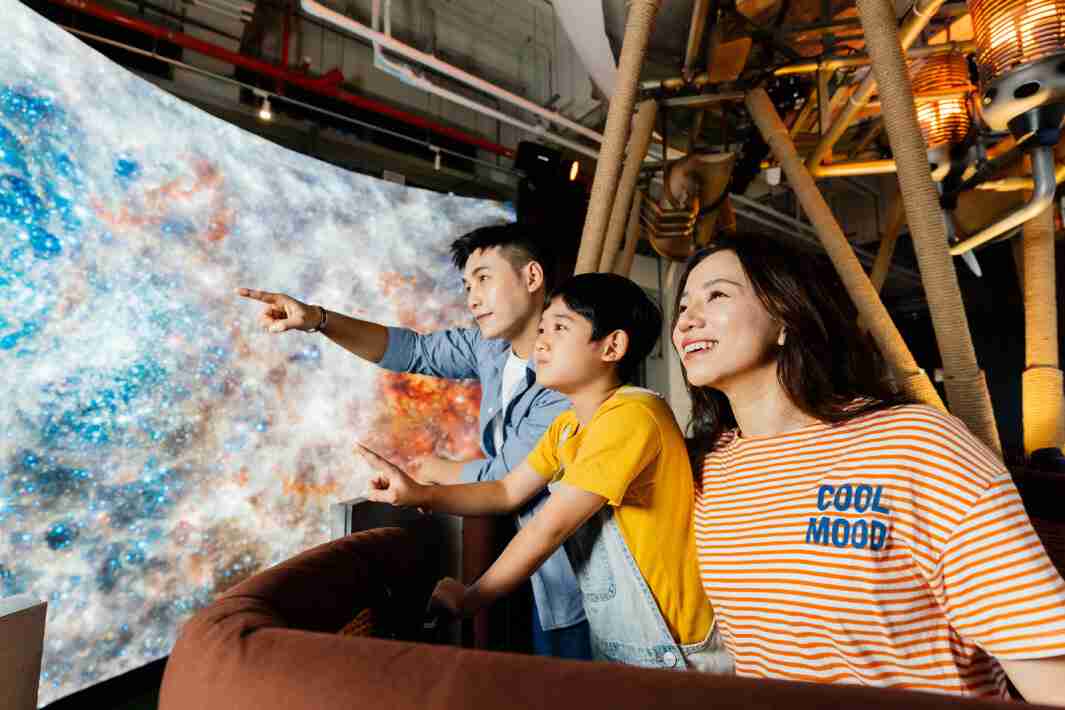 人生就是博打造全台最大宽6公尺、、、高4公尺、、、、唯一搭载LED弧形拼接显示屏的动感飞行船，，，让乘客驻足在热气球上，，享受身历其境的伪出国旅游乐趣