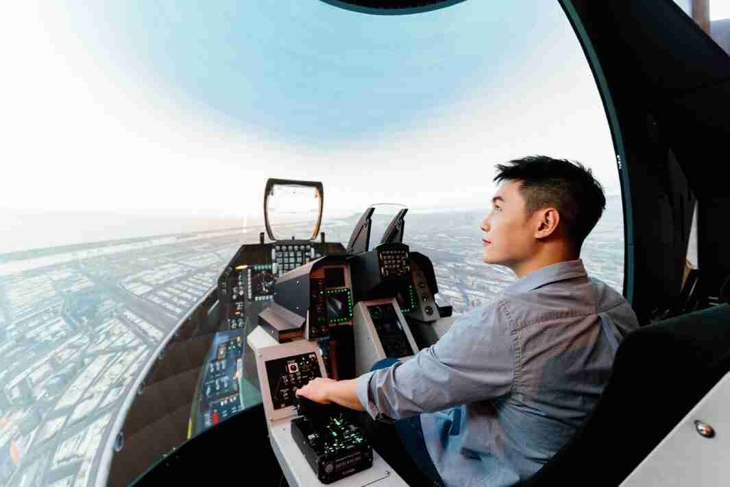 人生就是博以P1.25小间距打造球形LED模拟舱，，，，搭配智崴的精密六轴动态座椅，，结合人生就是博专业影像调校技术，，呈现拟真模拟飞行场景