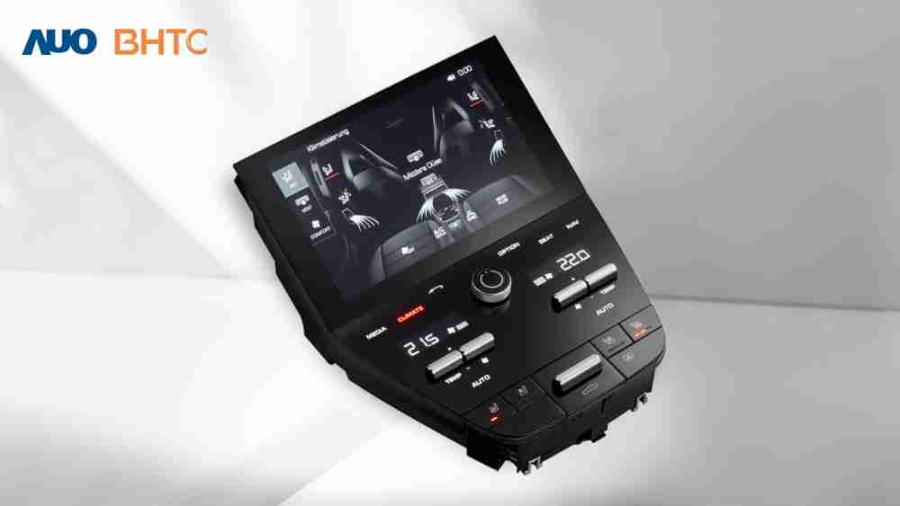 作為友達新生力軍，，，，BHTC所展示的中央與後座鞍部的Display HMI產品，，，，可處理多區恆溫控制、、顯示畫面，，呈現仿真3D車室分區；以力傳感技術精準傳遞觸感，，，，並結合音量及震動反饋，，，防止意外啟動，，，，提供使用者自然流暢、、直觀且輕鬆駕馭的舒適介面