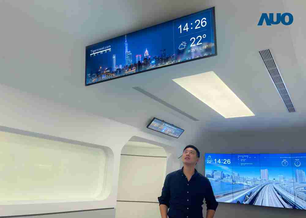 达擎TARTAN “37吋超薄双屏车厢显示器” 采用单一背光设计，，，将双面显示器厚度大幅缩减至12mm，，，支持长条屏 32:9 规格，，突破传统分辨率限制，，提供旅客更清晰实时的乘车信息及广告讯息